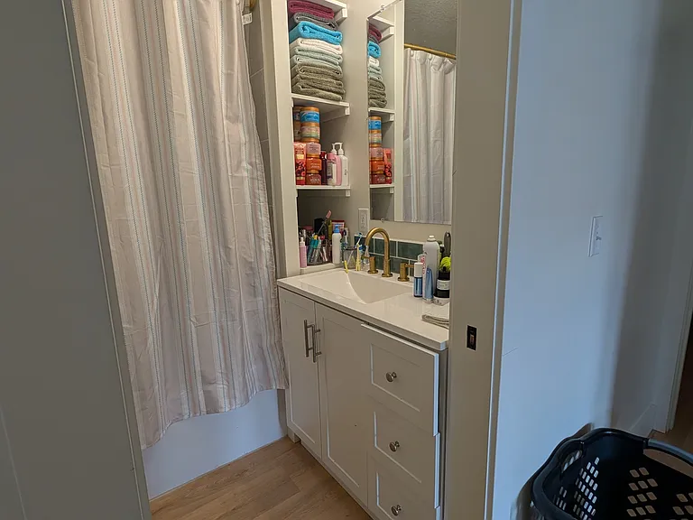 Full bath between two bedrooms