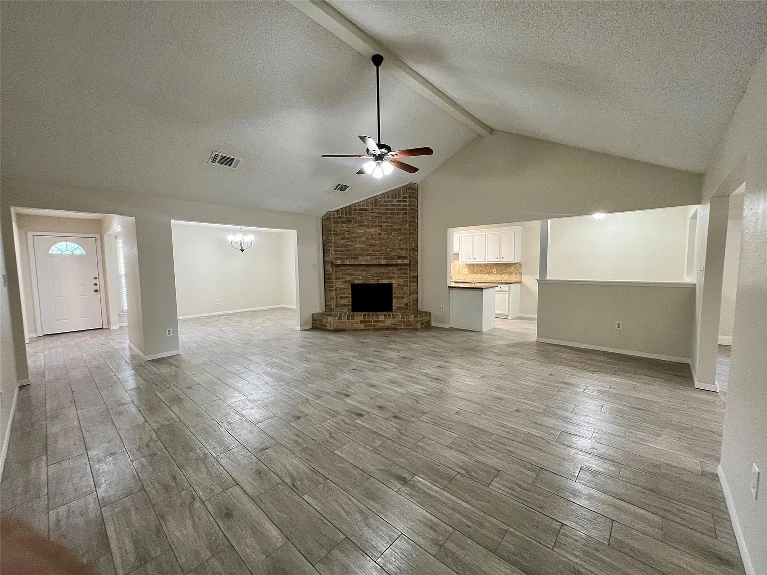 3 bed, 2.0 bath, 2182 sqft, $2,100 — Photo 2