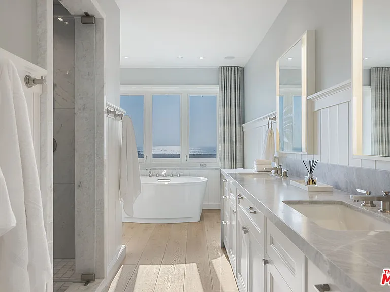 1347 Palisades Beach Rd — Photo 37