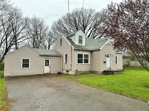 390 S Crescent Dr, Hermitage, PA 16148