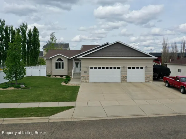 1990 7th St W, Dickinson, ND 58601