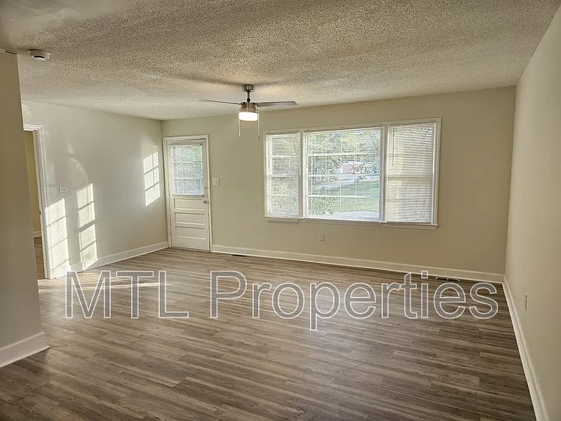 2 bed, 1.0 bath, 810 sqft, $1,300 — Photo 2