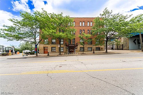 1133 W 9th St #305 Photo 1