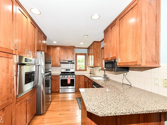 4th image of 6053 Halfmoon Ln