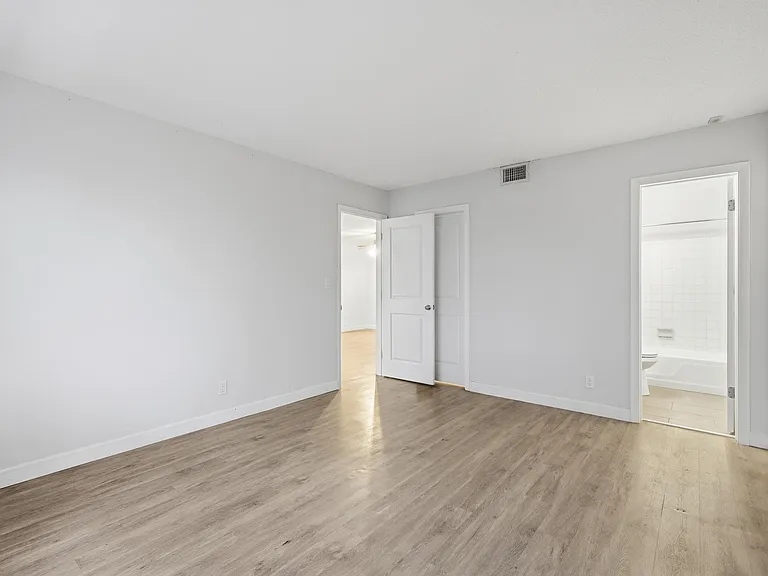 1400 NE 57th St #304 — Photo 11