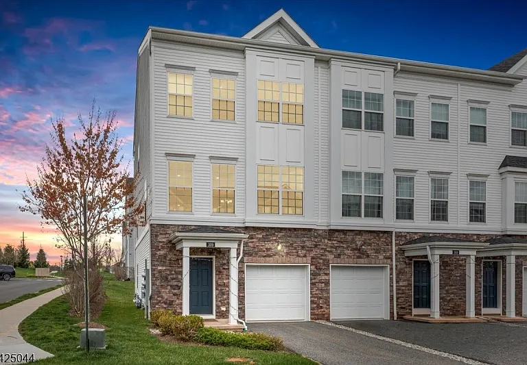 309 Saratoga Ct — Photo 1