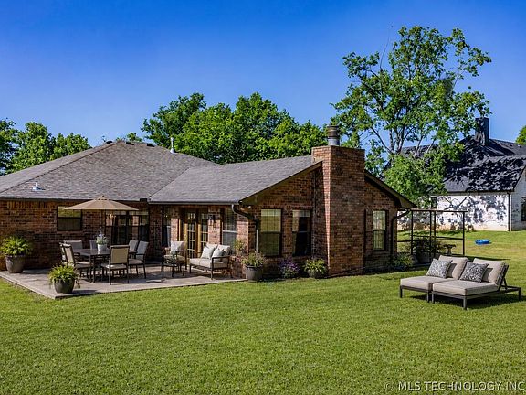 3rd image of 521 Rockwood Dr