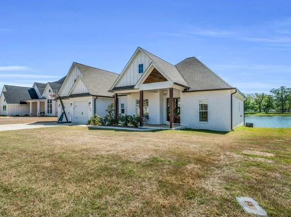 206 Ridgeway Dr, Starkville, MS 39759