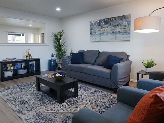 3rd image of 328 E Dunbar Dr Room 1