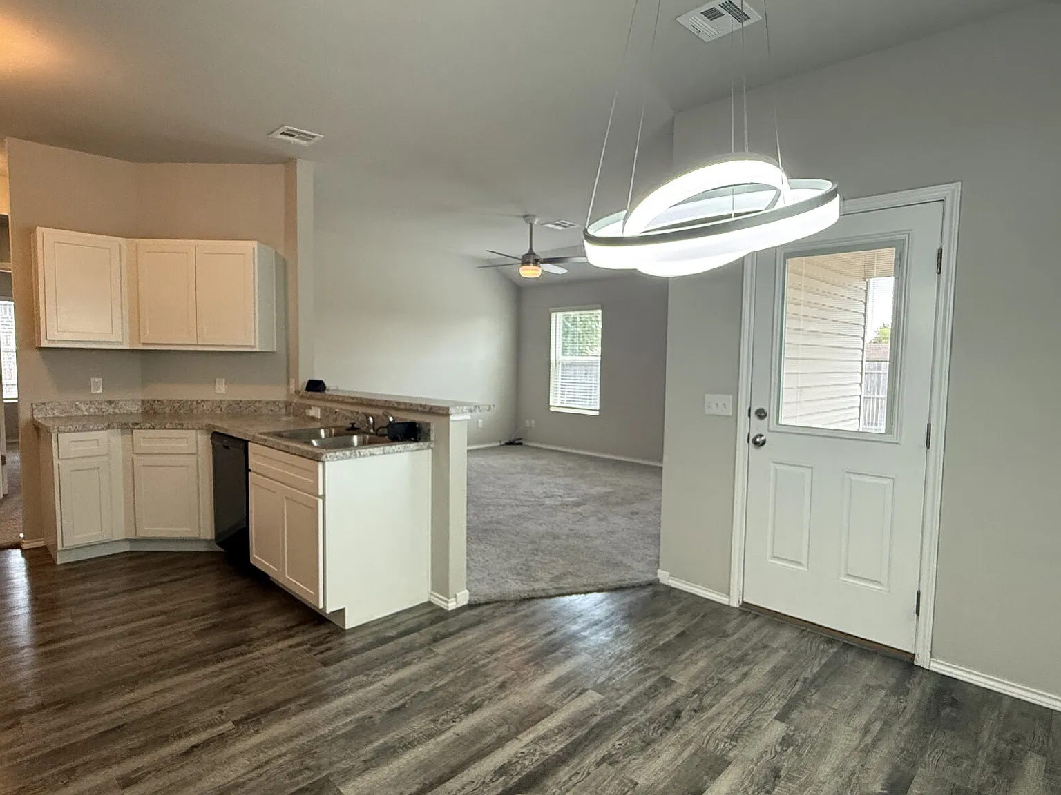 3 bed, 2.0 bath, 1341 sqft, $1,595 — Photo 3