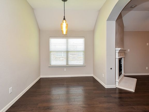5th image of 932 Water Garden Cir