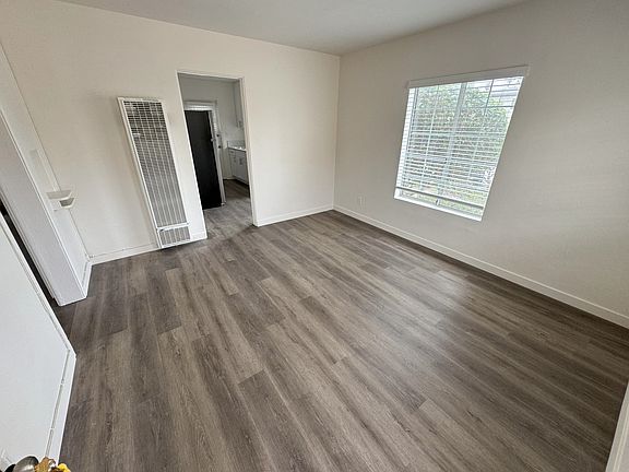 4th image of 5058-68 Santa Monica Ave #5058-1/2