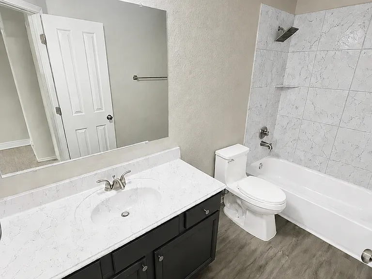 Upstairs full bathroom