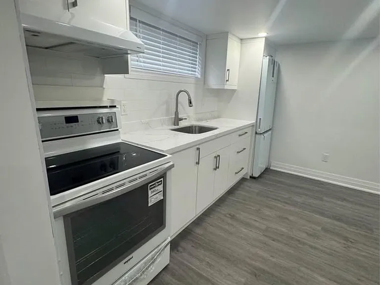 148 Cosburn Ave S #BASEMENT — Photo 6