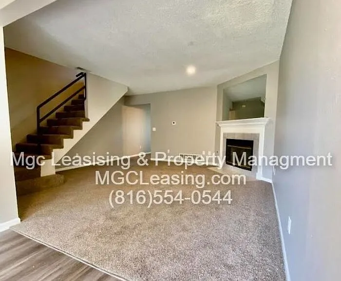 1012B NE Whispering Winds Ct #B — Photo 3