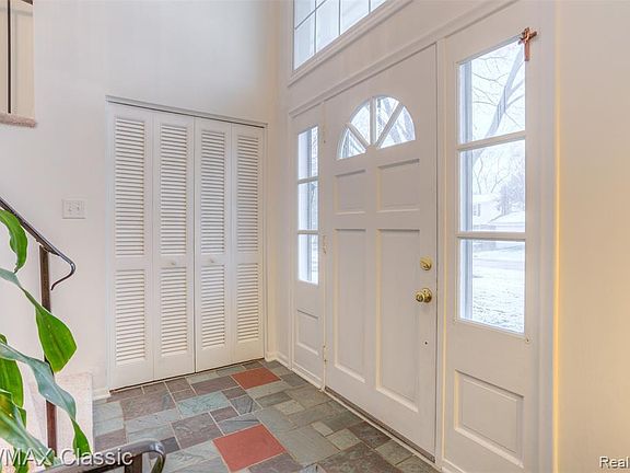 3rd image of 5557 Edinborough Dr