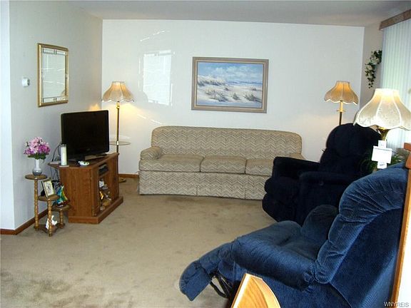 4th image of 247 Wellington Ave