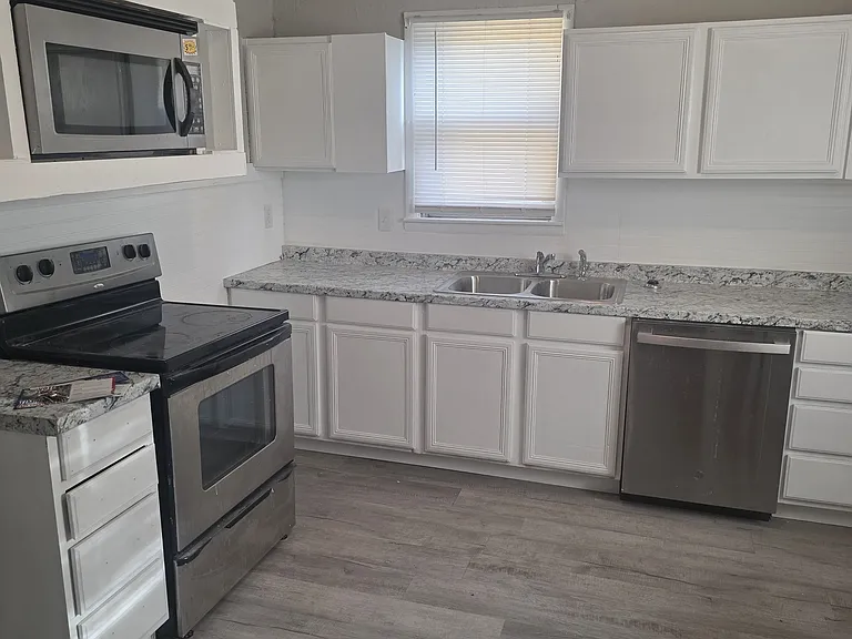811 Elk St — Photo 10