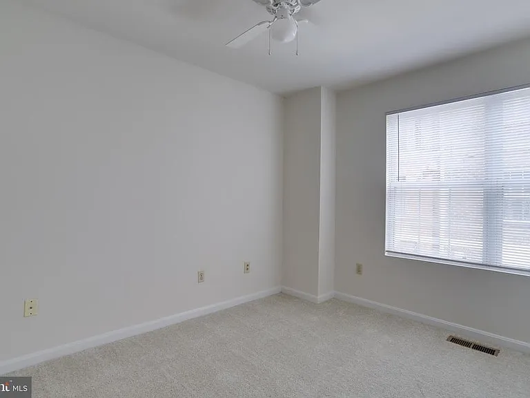 3050 S Glebe Rd — Photo 36