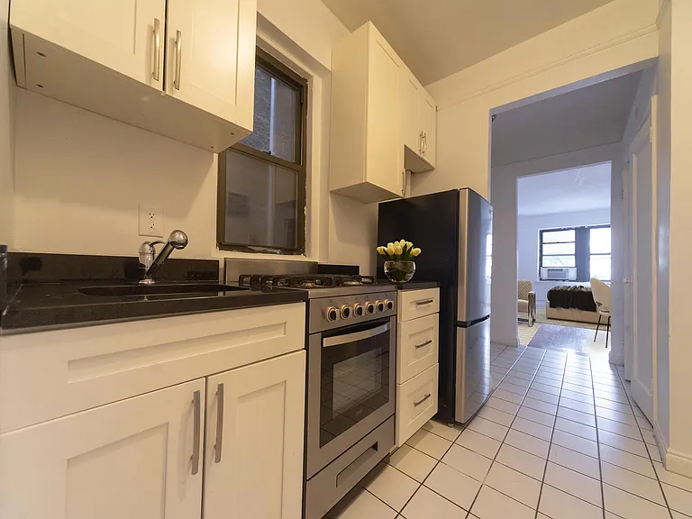 210 E 38th St #2G — Photo 4