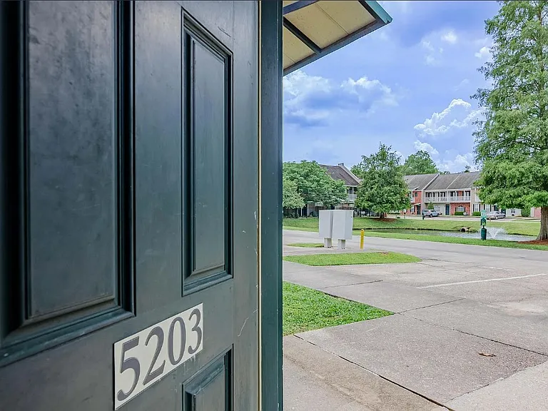 5203 Arlington Ct — Photo 3