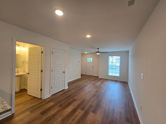 5th image of 404 Beech St #103