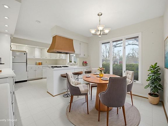 27th image of 2044 Manor Dr