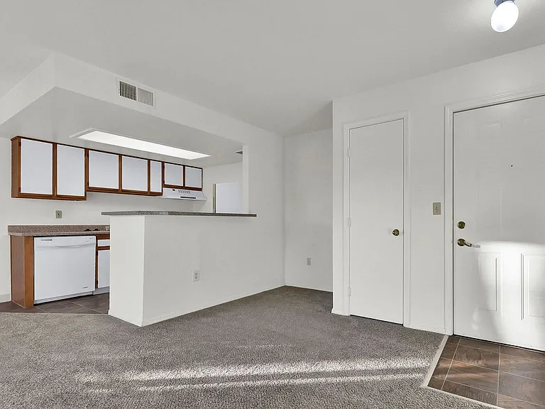Hilton Street Apartments — Photo 34