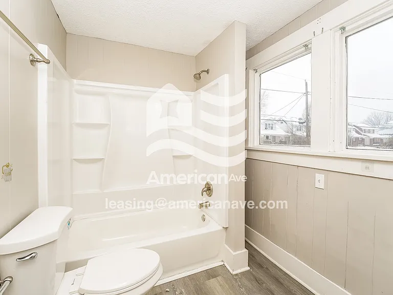 1732139_013_main_bathroom_10.jpg