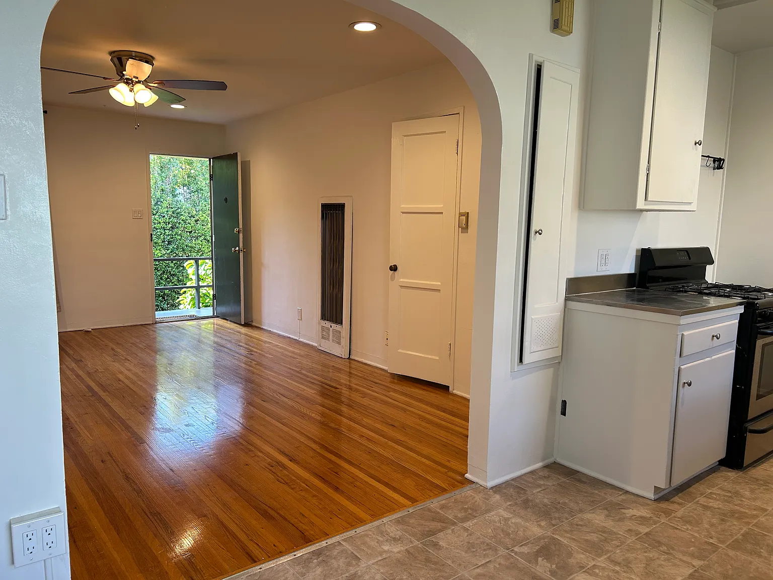 1612 Greenfield Ave — Photo 3
