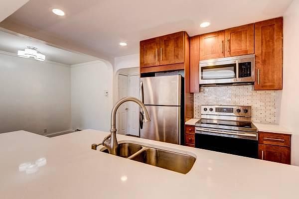 1st image of 943 Magenta St