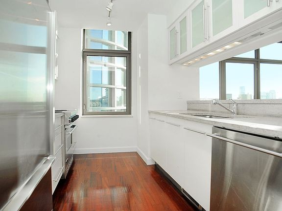3rd image of 1 Morton Sq Unit Penthouse B