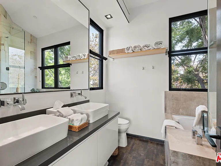601 N Crescent Heights Blvd — Photo 12