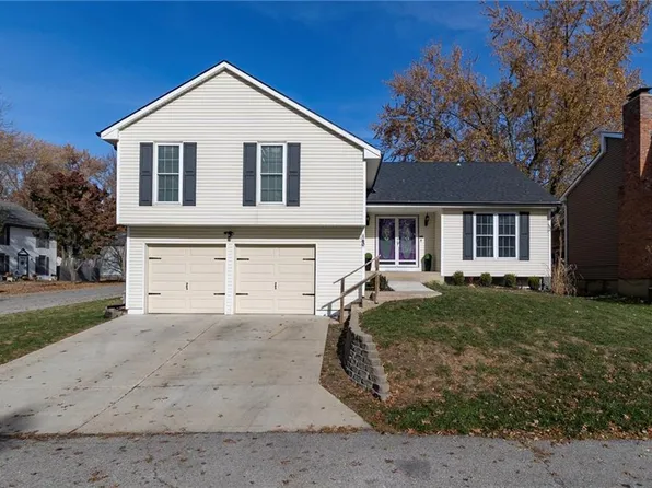 160 E Nelson Cir, Olathe, KS 66061