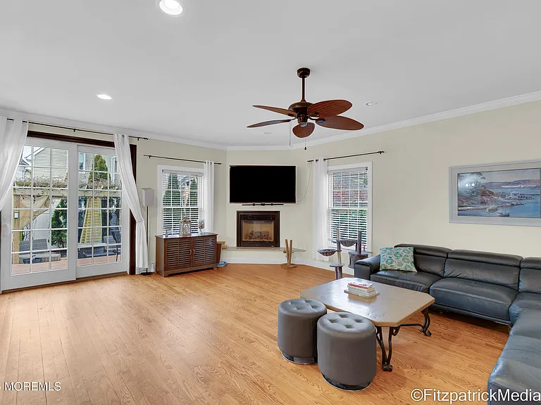 331 Richmond Ave — Photo 7