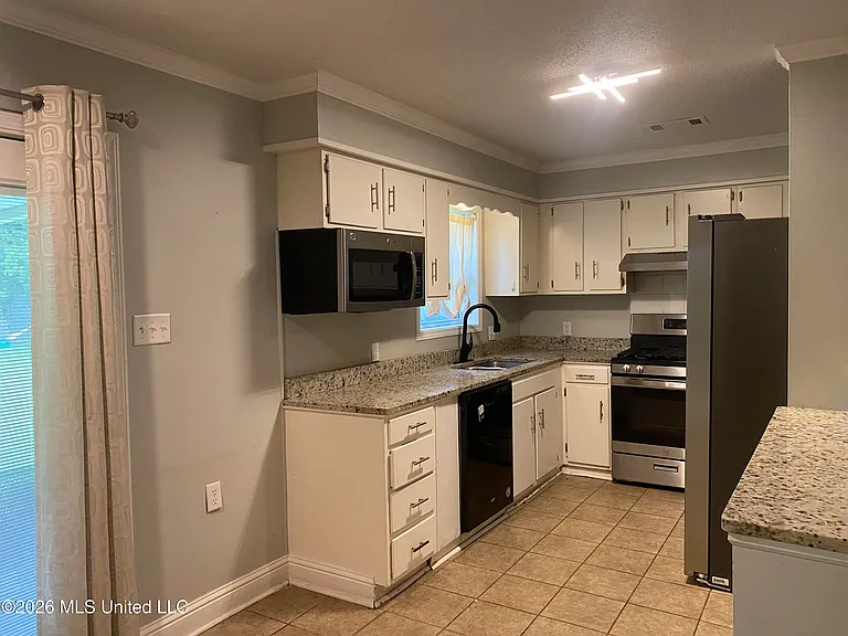 218 Alverado Dr — Photo 4