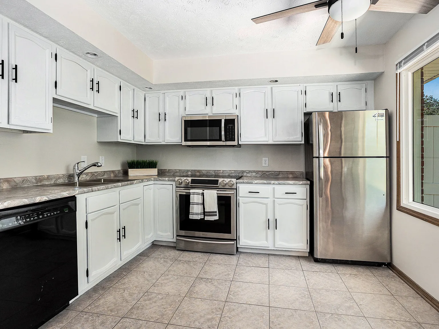 3 bed, 1964 sqft, $1,950 — Photo 2