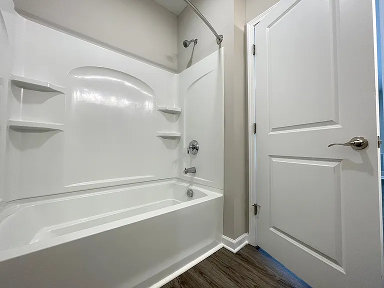 Secondary Bathroom with Tub/Shower Combo