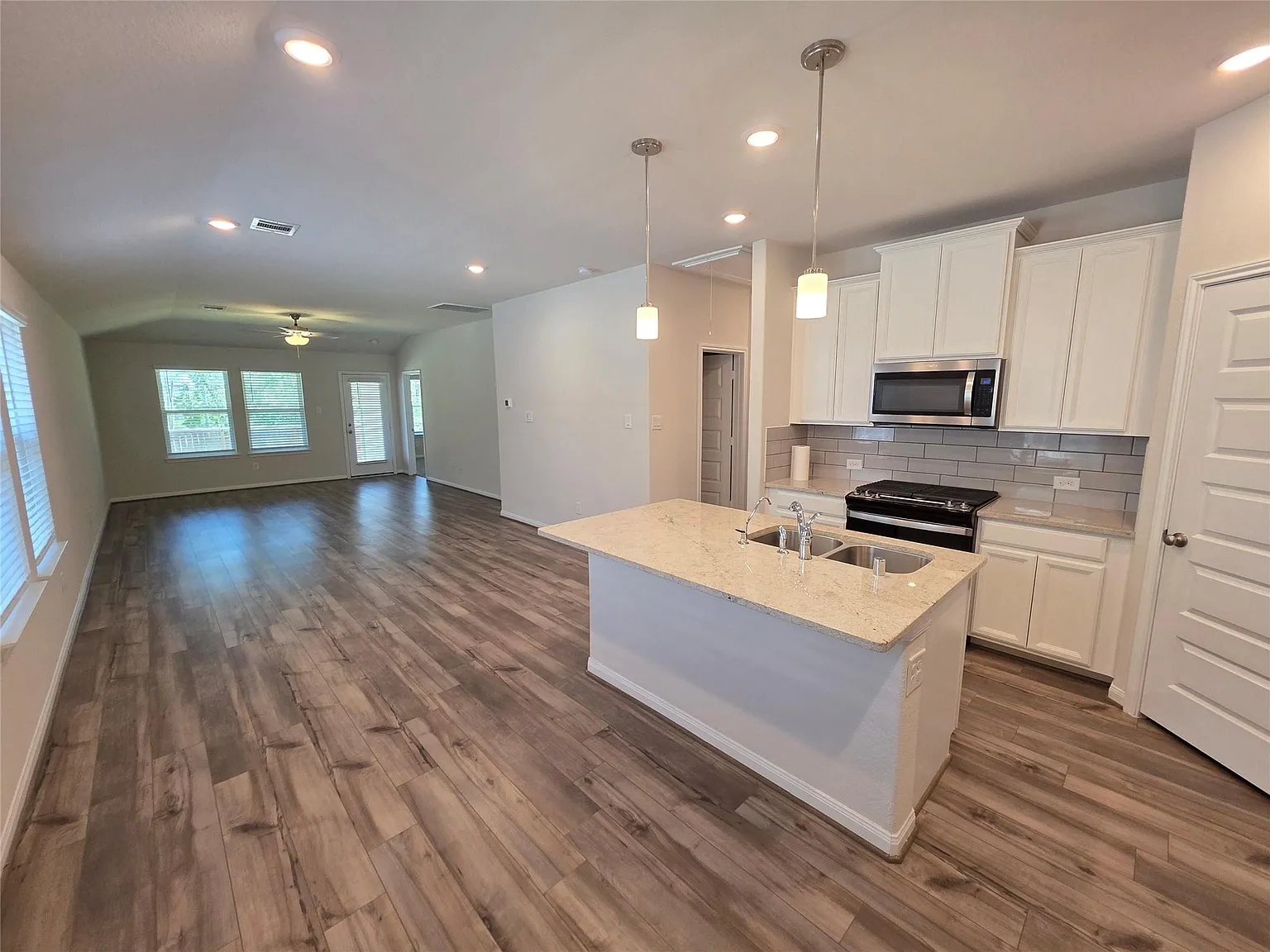3 bed, 2.0 bath, 1449 sqft, $1,950 — Photo 3