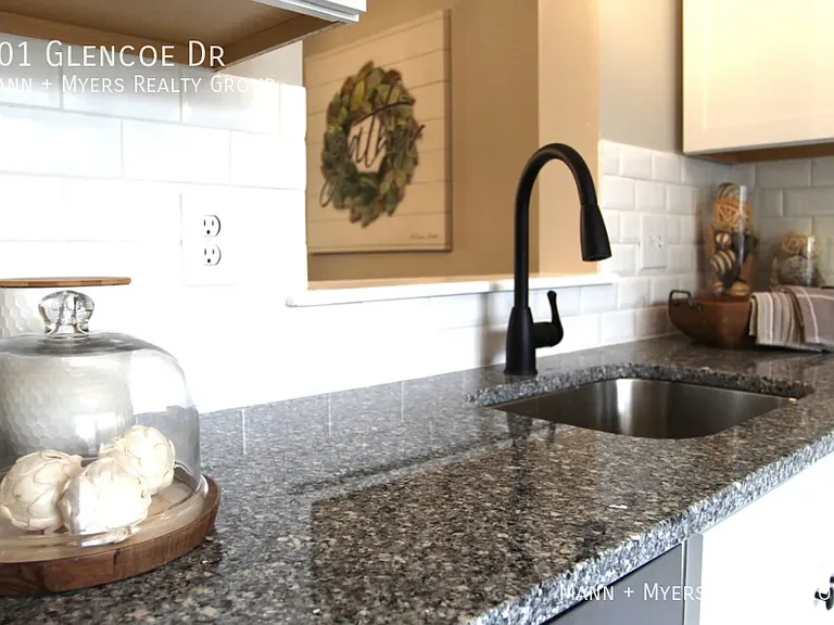 301 Glencoe Dr — Photo 4