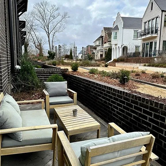 210 Glasgow Ln — Photo 4