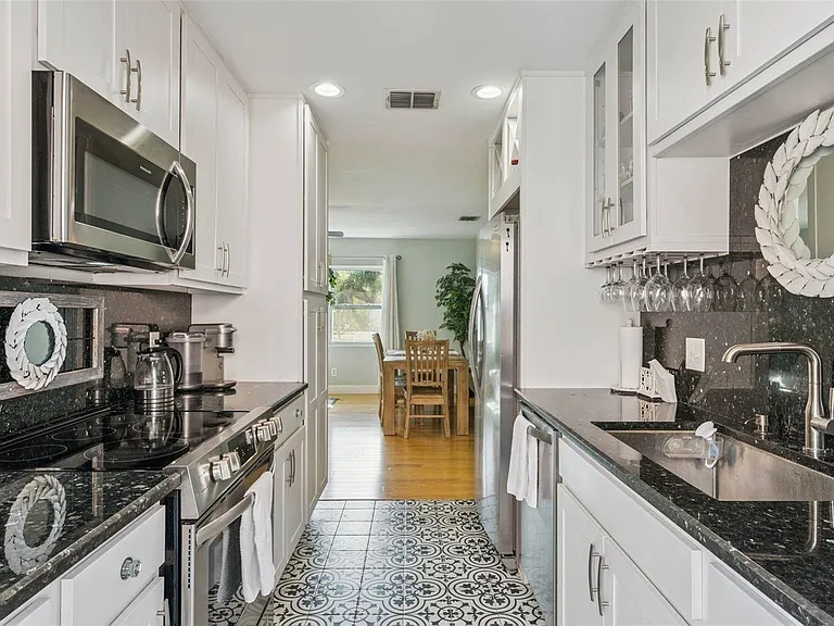 124 E Harding St — Photo 8