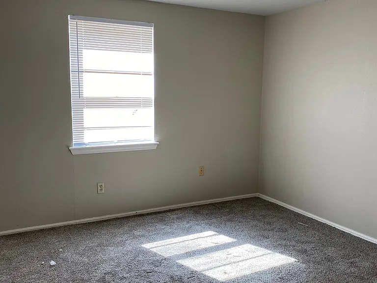 1018 E Main St — Photo 7