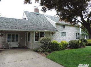 22 Cottonwood Ln, Westbury, NY 11590