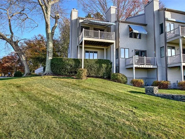 273 N Farm Dr, Bristol, RI 02809