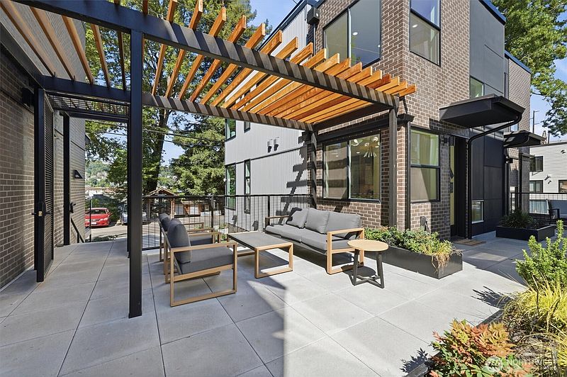 4th image of 2020 Fairview Avenue E #A