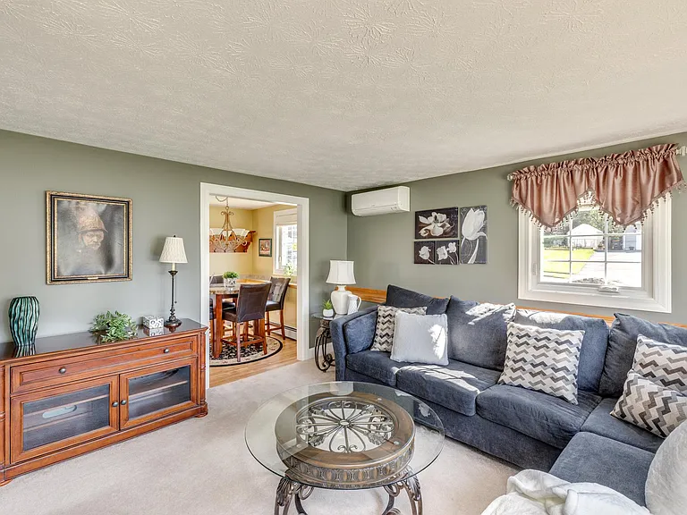 71 Maxwell Dr — Photo 2