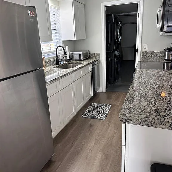 802 Gregory Ln — Photo 7