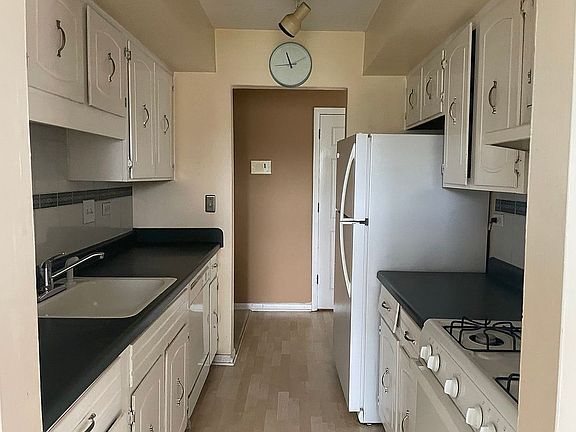 3rd image of 2212 Country Club Dr APT 22C