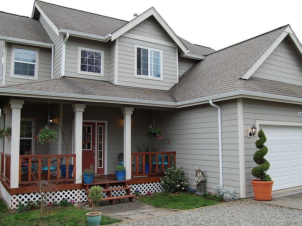 Front of home with extra parking